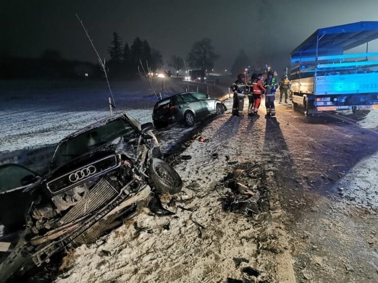 Karambol pięciu pojazdów. Poszkodowane cztery osoby w tym dwoje dzieci