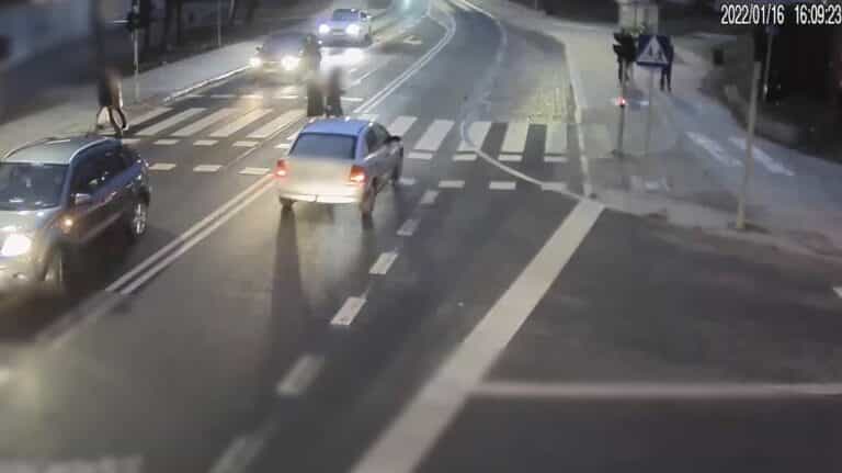 Młoda kobieta potrącona na ul. Jagiellońskiej. Nagranie z ITS