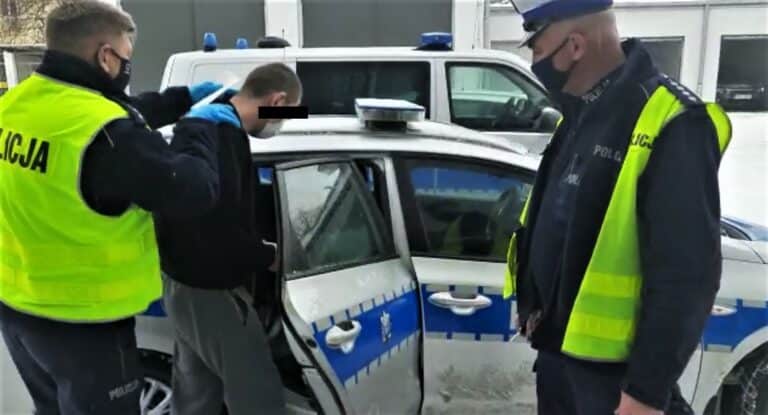 Zabił swoją babkę i matkę. Policja zatrzymała go, gdy jechał uśmiercić ciotkę