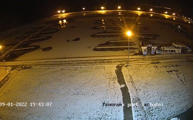 Pod mężczyzną załamał się lód. Jest nagranie z kamery monitoringu