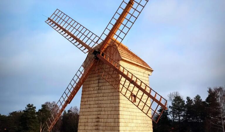 Skansen w Olsztynku wyremontował wiatrak z Ruskiej Wsi