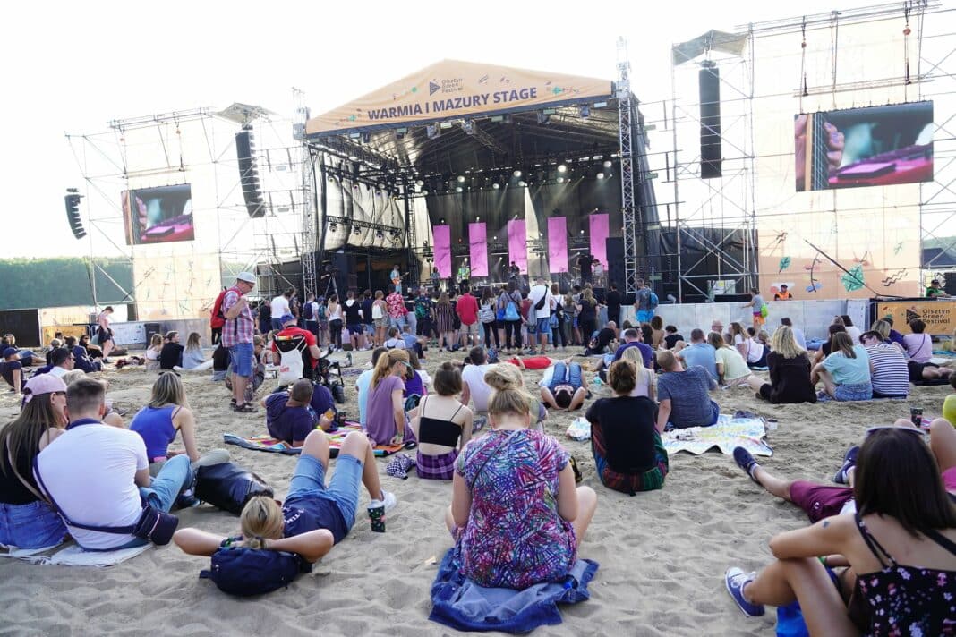 Publiczność na festiwalu przed sceną Warmia i Mazury.