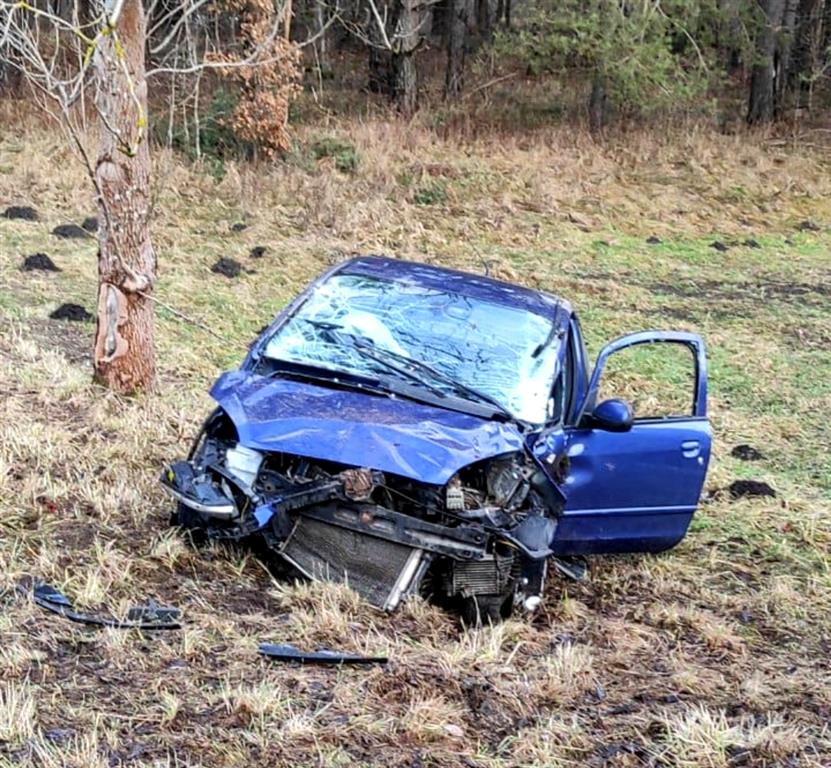 25-latka wypadła z drogi i uderzyła w drzewo wypadek Olsztyn, Wiadomości