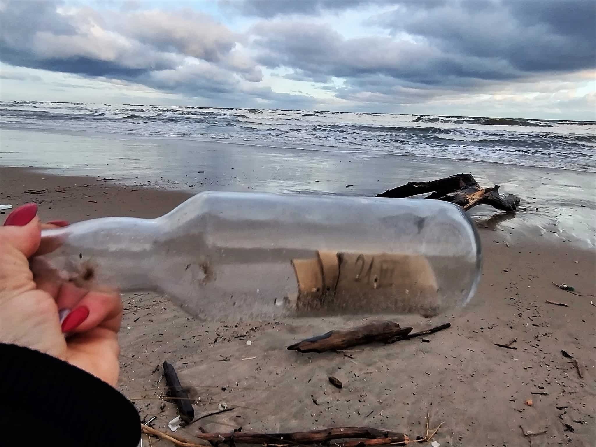 Odnaleziono na plaży tajemniczy list w butelce Wiadomości