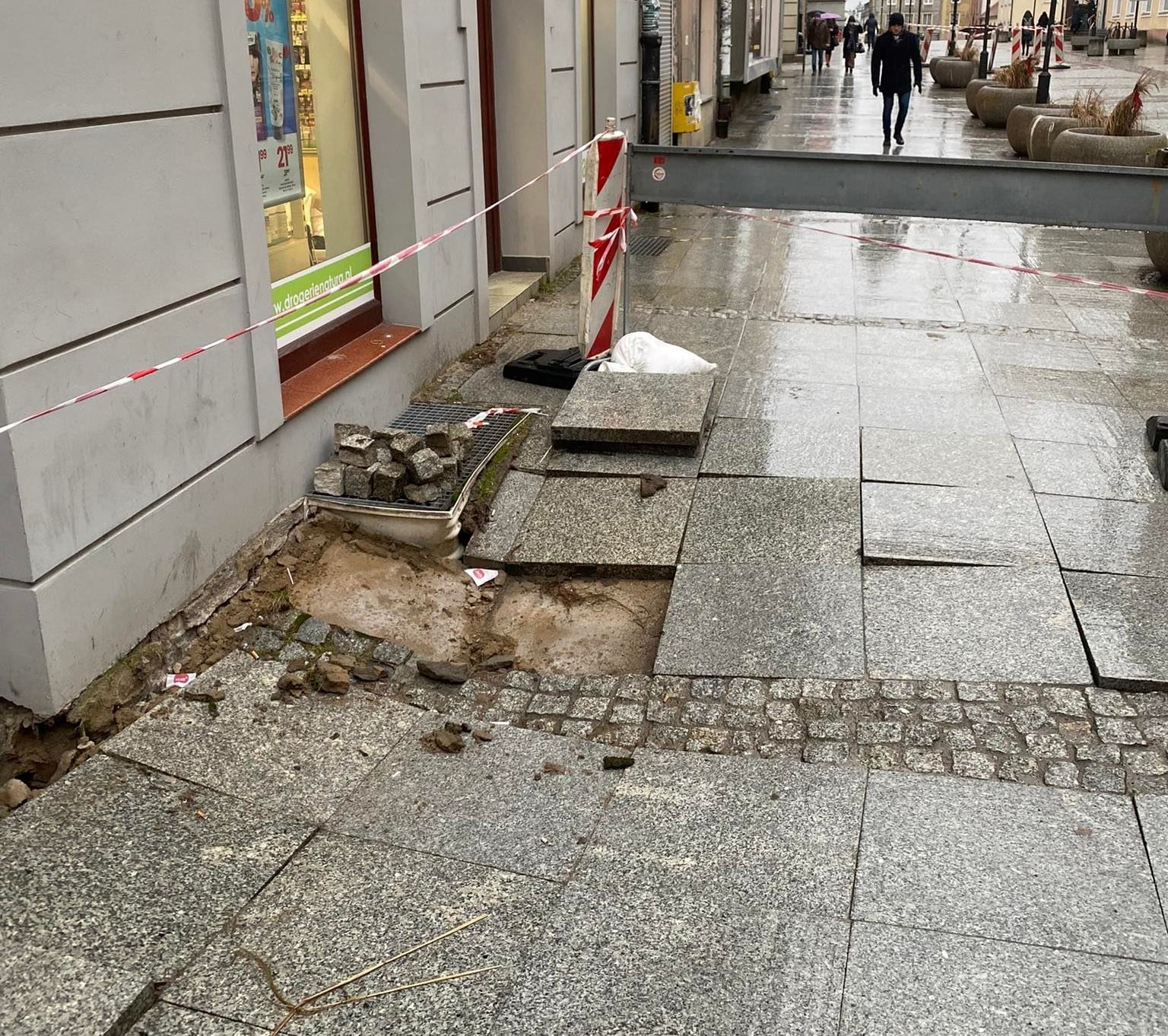 Kolejna dziura koło Wysokie Bramy stare miasto Olsztyn, Wideo