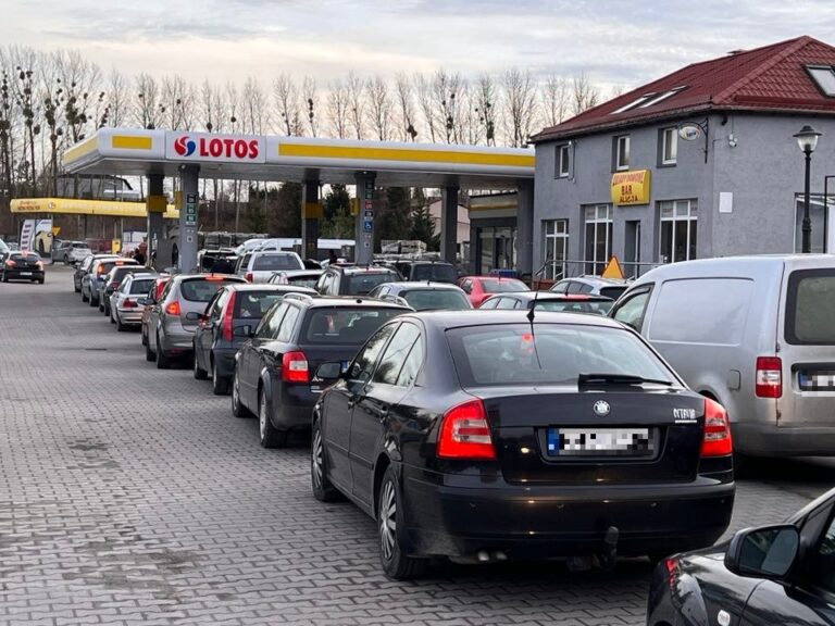 Stacje benzynowe oblegane. Tworzą się korki