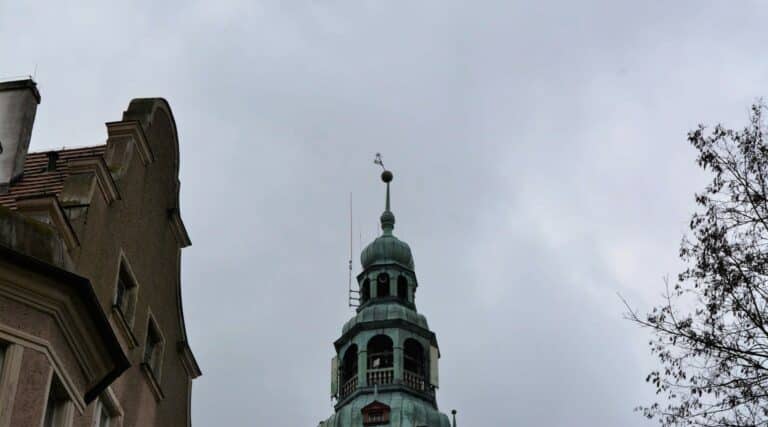 Strażakom nie udało się naprawić wiatrownicy na ratuszu