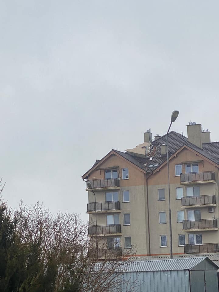 Wiatr zrywa dachy w Olsztynie. Uszkodzonych już 80 budynków pogoda Olsztyn, Wiadomości