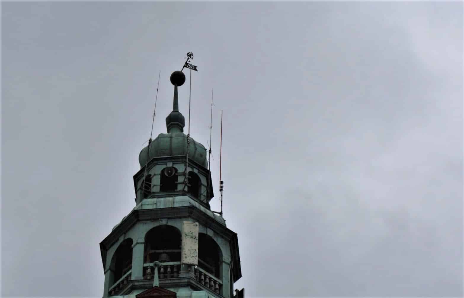 Wichura przekrzywiła kulę wieńczącą wieżę ratusza Urząd Miasta Olsztyna Olsztyn, Wiadomości, zPAP