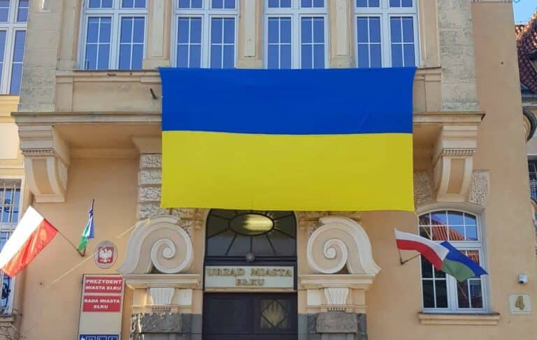 Na ratuszu w Ełku zawisła flaga Ukrainy