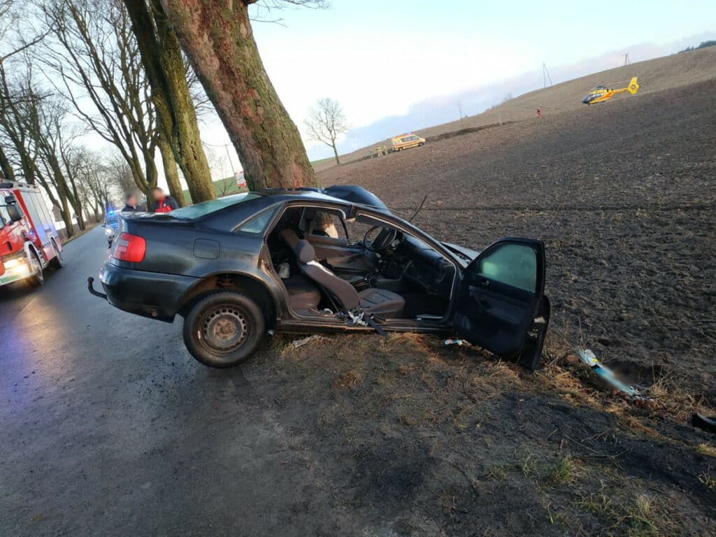 19-letni kierowca audi w cięzkim stanie po zderzeniu z drzewem wypadek Nowe Miasto Lubawskie