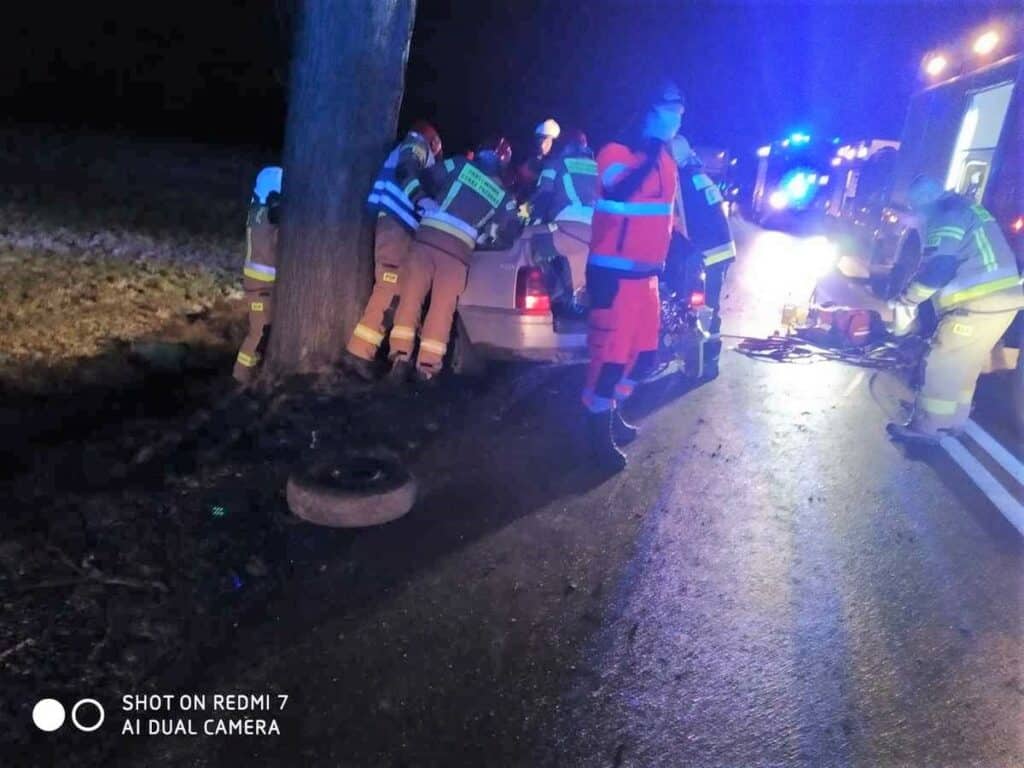 17-letni kierujący owinął auto wokół drzewa wypadek Lidzbark Warmiński, Olsztyn, Wiadomości