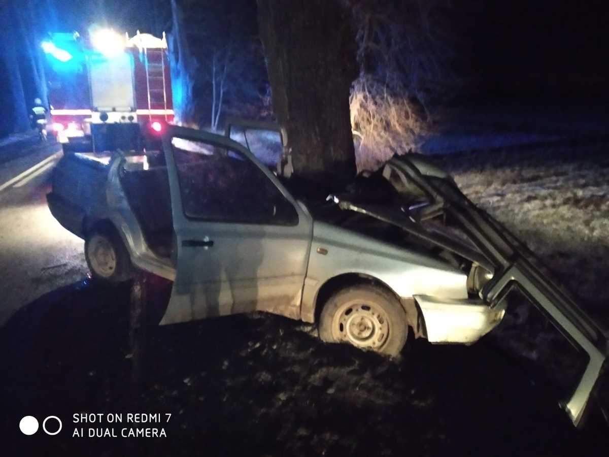 17-letni kierujący owinął auto wokół drzewa wypadek Lidzbark Warmiński, Olsztyn, Wiadomości