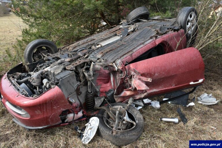 Kierujący samochodem marki Alfa Romeo wyprzedzał dwa samochody ciężarowe