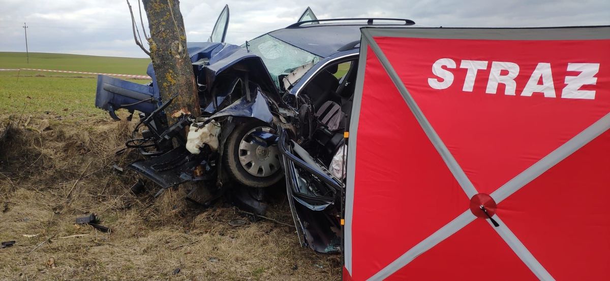 Siedzący za kierownicą vw passata 38-latek poniósł śmierć wypadek Ostróda