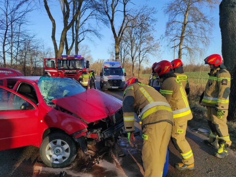 Siła uderzenia była tak duża że z pojazdu wyrwało silnik