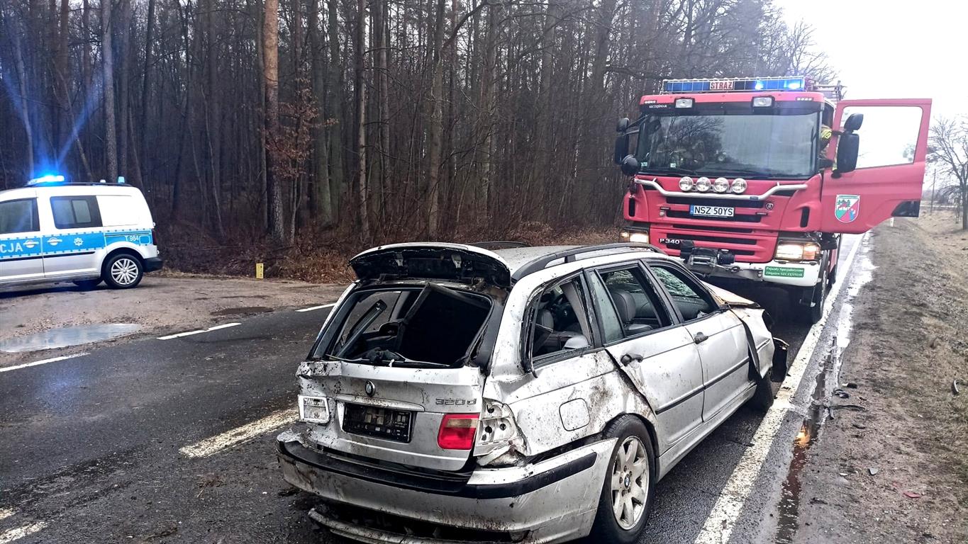 Zrobił to na własne zyczenie. Kierowca BMW z obrażeniami kręgosłupa trafił do szpitala wypadek Olsztyn, Wiadomości, zShowcase