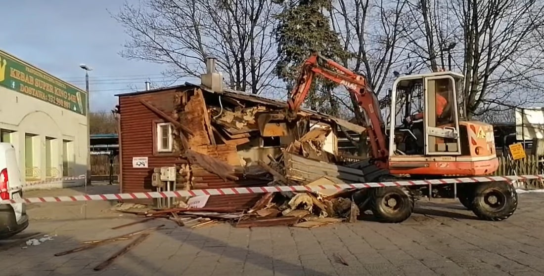 Zniknęła kultowa budka z zapiekankami. Nagranie z demolki gastronomia Ostróda, Wiadomości