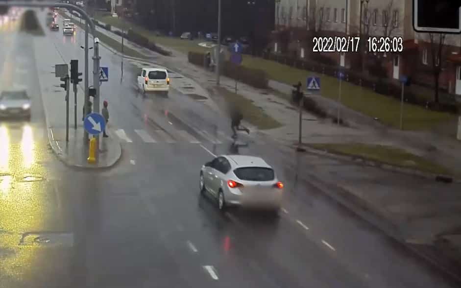 16- latek wbiegł na pasy na czerwonym świetle wprost pod nadjeżdżające auto potrącenie Olsztyn, Wiadomości