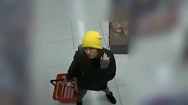 Założyła taką czapkę? Teraz jest poszukiwana przez policję