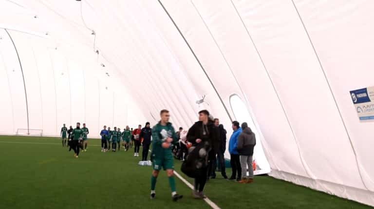 Wichura zniszczyła balon nad boiskiem podczas meczu ligowego. Jest nagranie