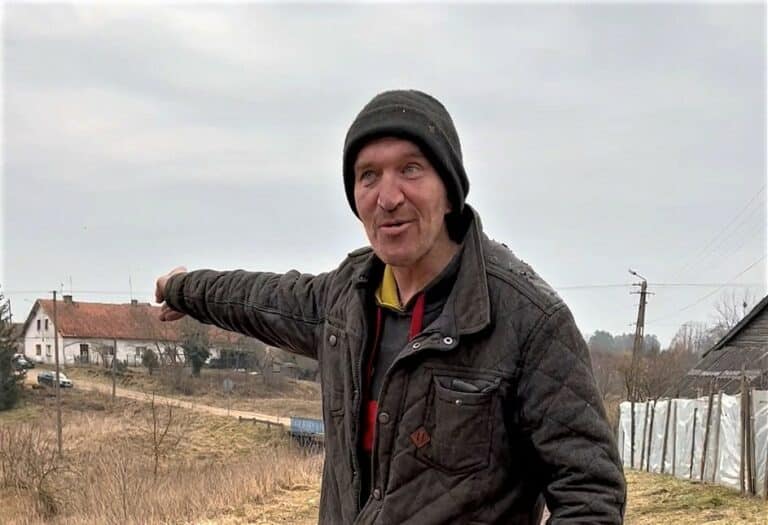 Niecodzienne starcie: pan Grzegorz kontra bojowy płot