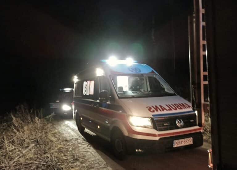 Dw&oacute;ch mężczyzn w nocy wypłynęło kajakiem na jezioro. Jeden nie żyje