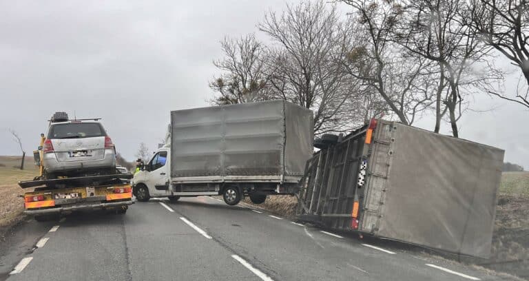 Wiatr zepchnął auto dostawcze z drogi