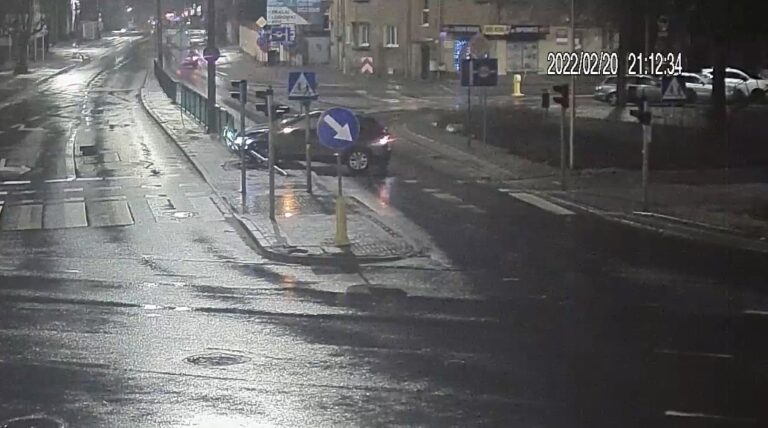 68-latek na Zatorzu uderzył w sygnalizator oraz bariery. Stanie przed sądem