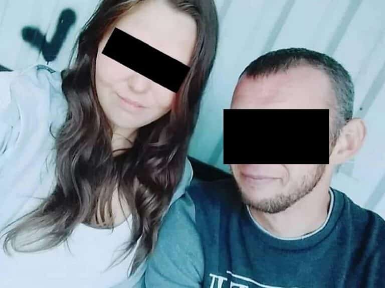 Julia leżała w łóżeczku. Matka polewała trzymiesięczne dziecko wrzątkiem