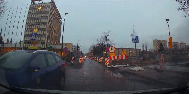 Taks&oacute;wką pod prąd w centrum Olsztyna