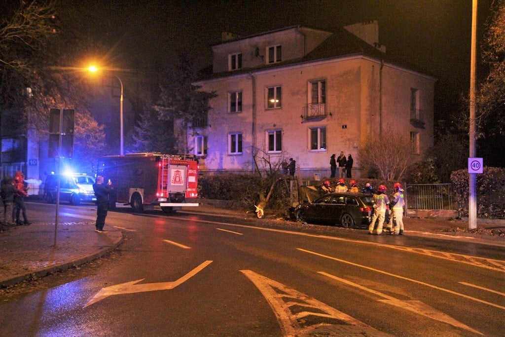 Zhańbili mundur? Rozbili auto w centrum Olsztyna i uciekli. Okazuje się, że to strażacy wypadek Olsztyn, Wiadomości