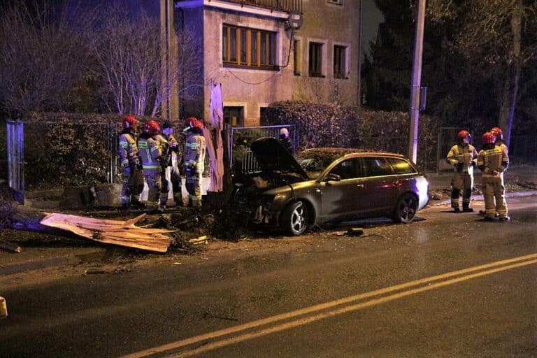 Zhańbili mundur? Rozbili auto w centrum Olsztyna i uciekli. Okazuje się, że to strażacy