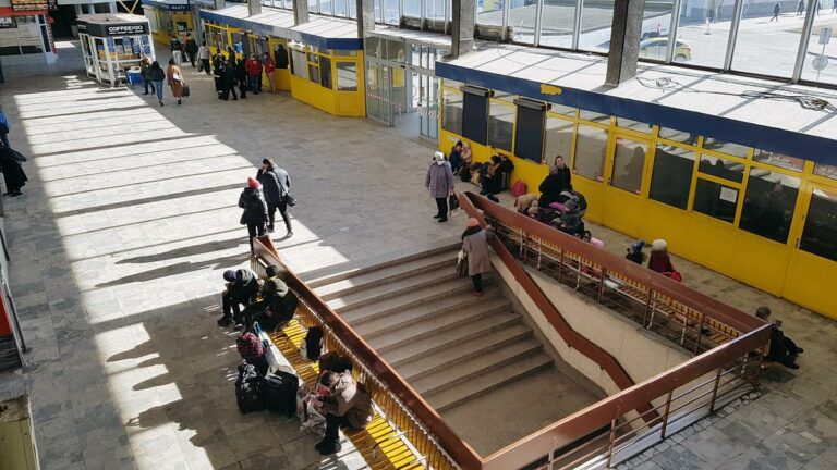 W punkcie recepcyjnym ludzie proszą o porady, na razie nikt nie szuka schronienia