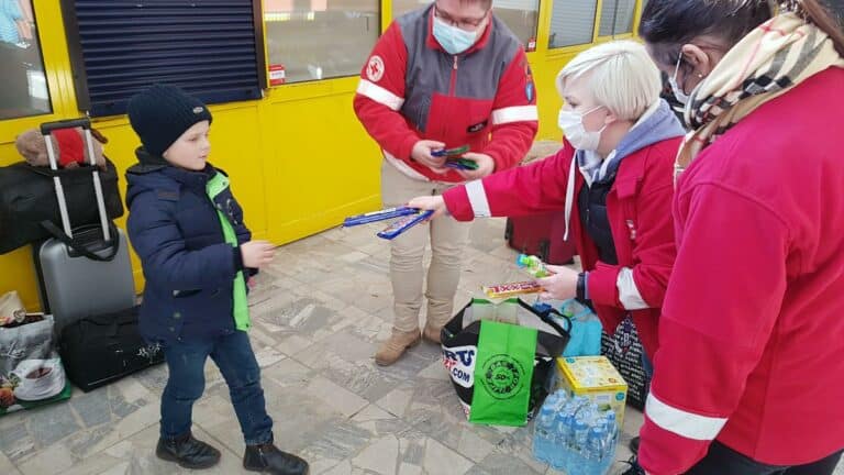 Uchodźcy z Ukrainy przyjeżdżają do Olsztyna? Zajrzeliśmy do punktu recepcyjnego na dworcu PKP