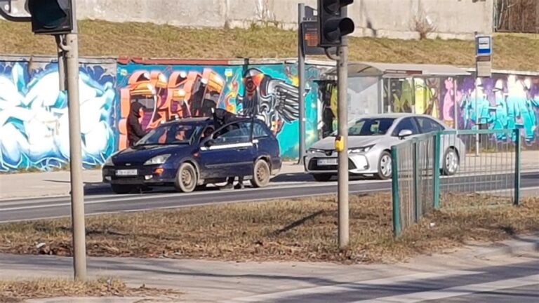 Wozili się po Olsztynie zabłoconym fordem. Policyjni wywiadowcy wzbudzili w nich lęk