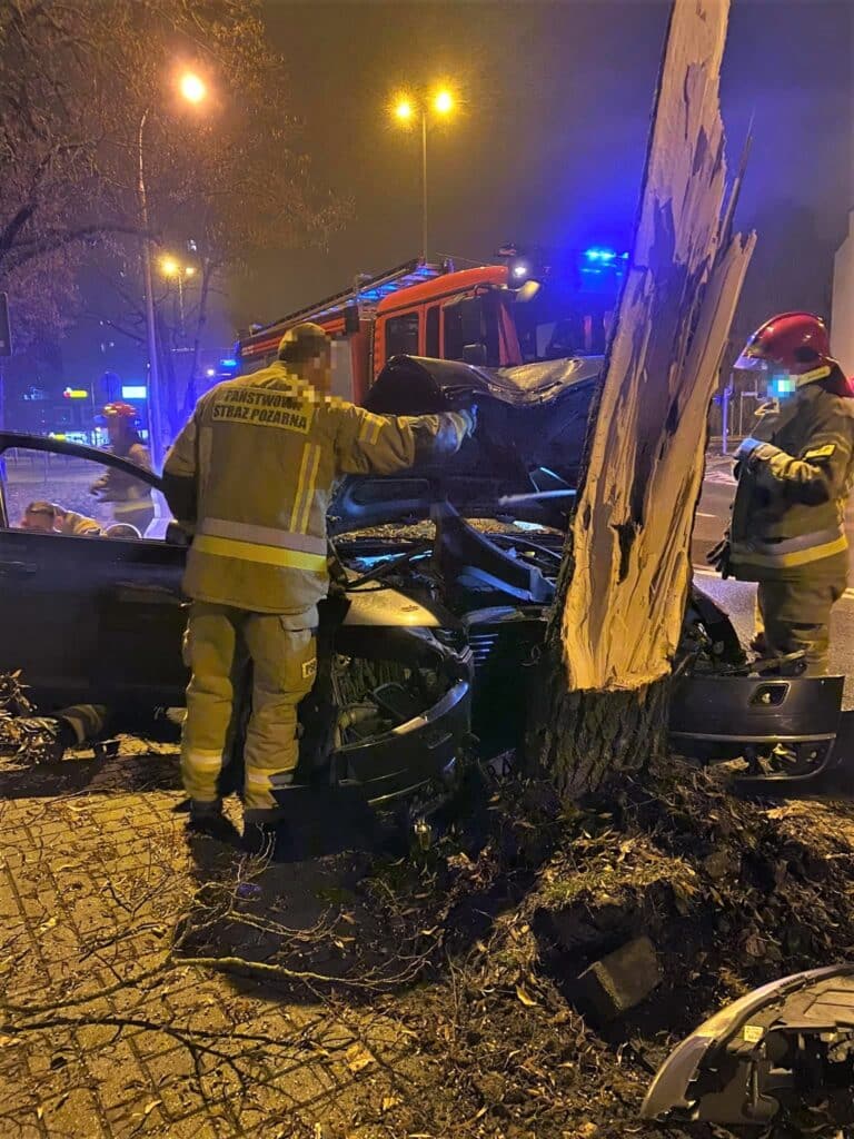 Zhańbili mundur? Rozbili auto w centrum Olsztyna i uciekli. Okazuje się, że to strażacy