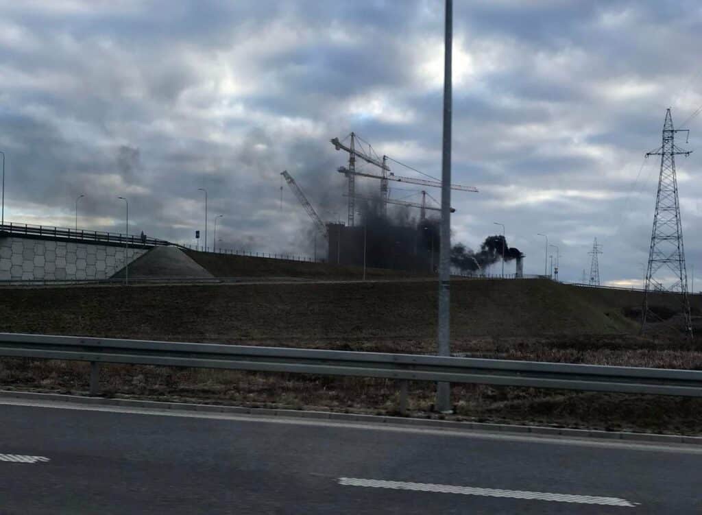 Czarny, śmierdzący dym nad Olsztynem. Co wydobywało się z komina elektrociepłowni?