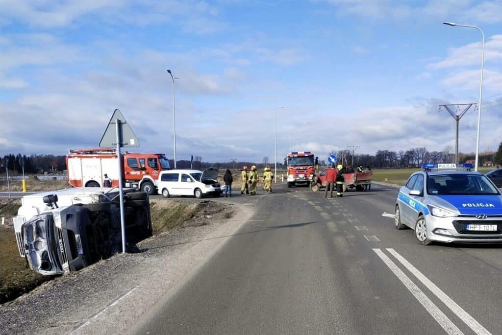 Zderzenie samochodu dostawczego Iveco, pickupa Nissana oraz osobowego Volkswagena wypadek Braniewo, Wiadomości