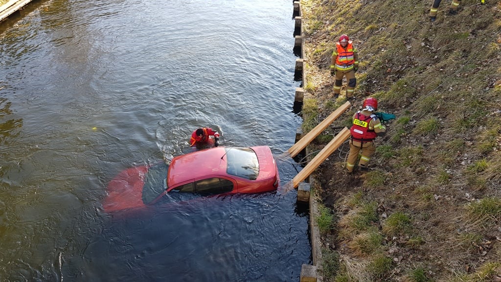 Samochód wpadł do kanału żeglownego wypadek Iława