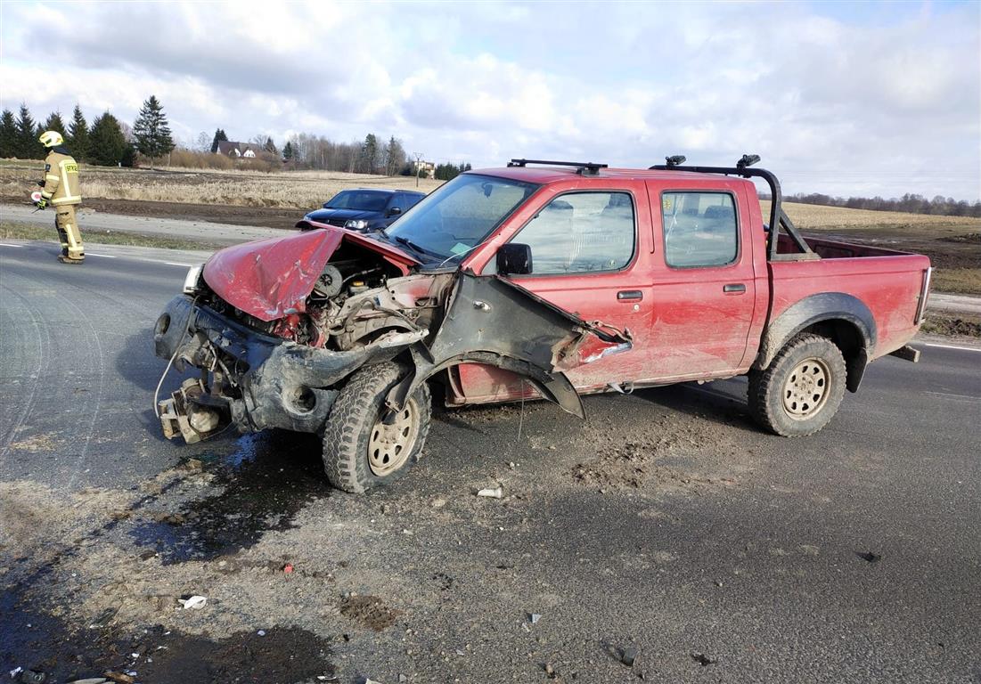 Zderzenie samochodu dostawczego Iveco, pickupa Nissana oraz osobowego Volkswagena wypadek Mrągowo