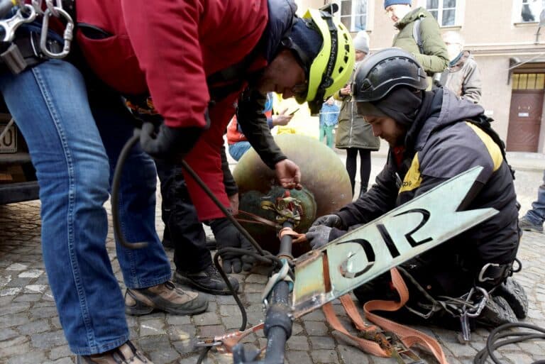 Wiatrownica zdjęta z ratuszowej wieży.  Wewnątrz była kapsuła czasu