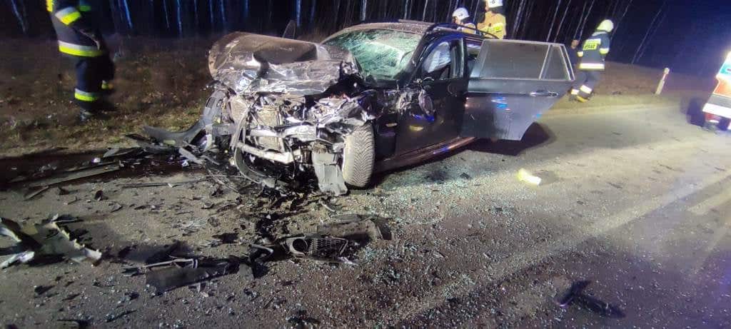Kierowca opla z poważnymi obrażeniami był uwięziony w pojeździe wypadek Ostróda, Wiadomości