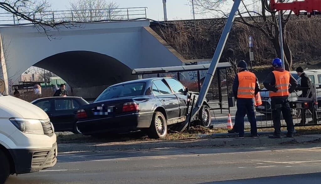 Kierowca BMW wjechał na barierki koło ronda i zakorkował pół Olsztyna