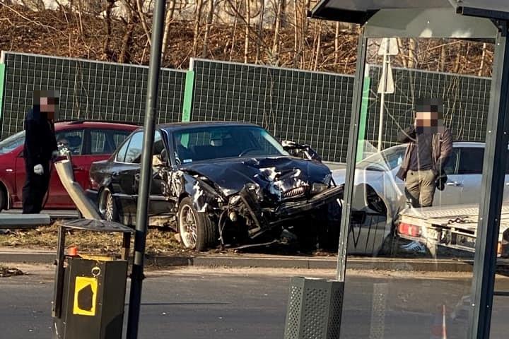 Kierowca BMW wjechał na barierki koło ronda i zakorkował pół Olsztyna