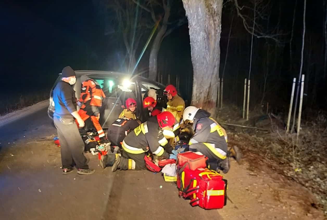 Samochód uderzył w drzewo, kierowca zginął wypadek Olsztyn, Wiadomości