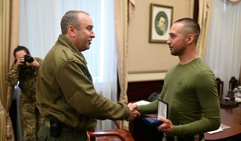 Autor słów „rosyjski okręcie wojskowy: p… się” wrócił z rosyjskiej niewoli