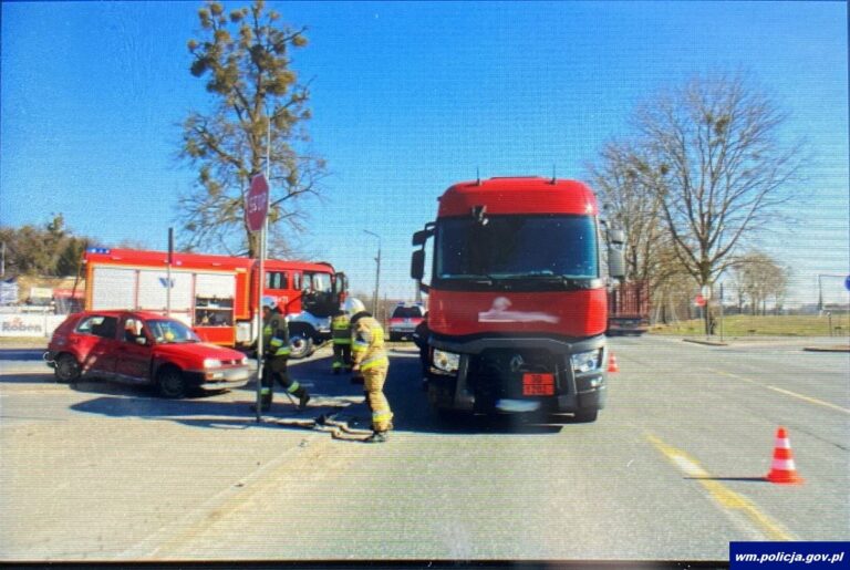 Siła uderzenia była tak duża, że golf uderzył jeszcze w kolejne auto