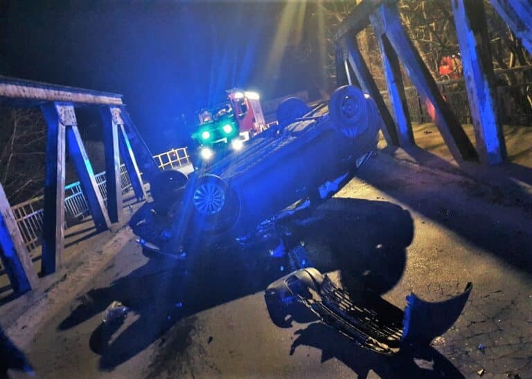 Dachował na przejeździe kolejowym