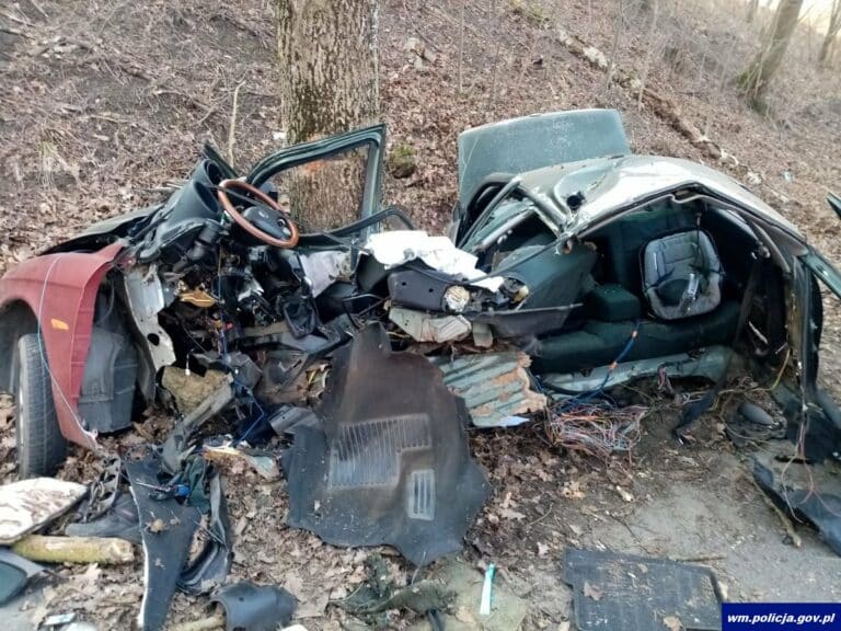 26-latek rozbił auto. Wysiadł i poszedł dalej pić